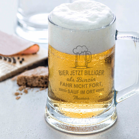 Montana Bierkrug mit Gravur "Bier jetzt billiger als Benzin" mit Namen