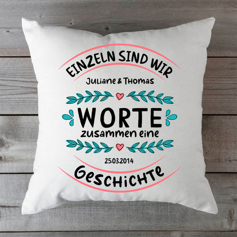 Bedrucktes Kissen mit Motiv Einzeln sind wir Worte zusammen eine Geschichte