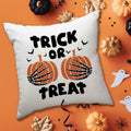 Bedrucktes Kissen mit Motiv Trick or Treat Skelett