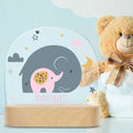 Kinder LED Nachtlicht mit Sockel aus Holz im Elefant Design