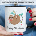 Bedruckte Tasse mit Weihnachtsmotiv im Merry Christmas Faultier Design