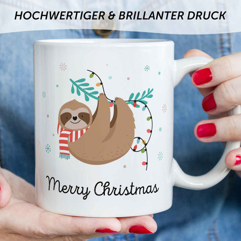 Bedruckte Tasse mit Weihnachtsmotiv im Merry Christmas Faultier Design