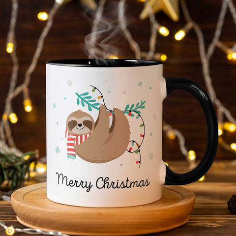 Bedruckte Tasse mit Weihnachtsmotiv im Merry Christmas Faultier Design